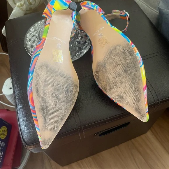 Women's Multicolor Swirl Pointed-Toe Kitten Heel Pumps - Picture 3 of 3